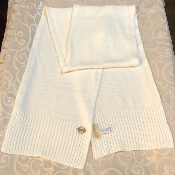 Michael Kors Hat & Scarf Set - Picture 4 of 7